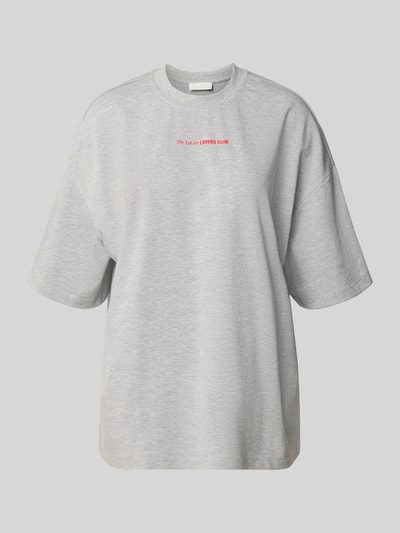 Produktfoto, Oversized T-Shirt mit Rundhalsausschnitt Modell 'Lotte' von LeGer by Lena Gercke, czysta bawełna, nadruk z logo, kolor szary, długość tyłu w rozmiarze 36: 66 cm