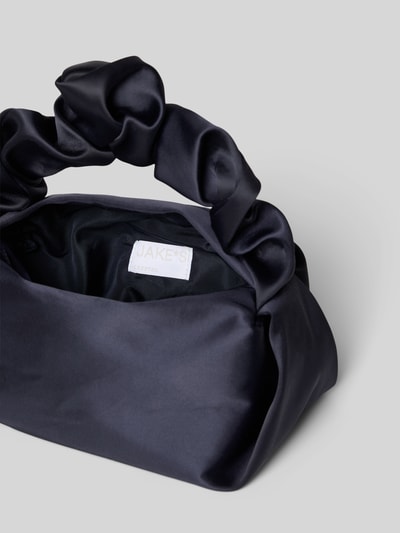 Produktfoto, Shoulder Bag mit Raffungen von Jake*s Cocktail, czarny satynowy materiał, rączka z marszczeniami, główna komora na zamek, szerokość w rozmiarze 1: 19 cm, długość: 13 cm, głębokość: 11 cm, długość paska: 32 cm
