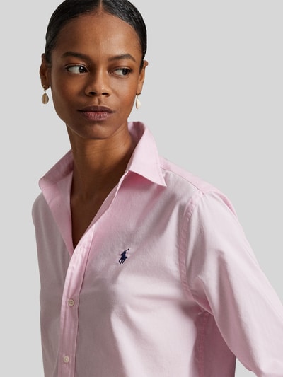 Frauenmodel trägt Slim Fit Hemdbluse aus reiner Baumwolle von Polo Ralph Lauren, Optik: Unifarben, Hemdkragen, Langarm, Nahaufnahme Oberkörper