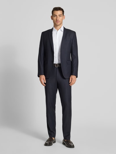 Männermodel trägt Slim Fit Business-Hemd mit Kentkragen von Jake*s, Baumwoll-Mix, weiß, kombiniert mit Anzug, Ganzkörperansicht von vorne.