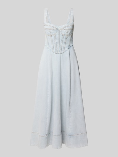 Produktfoto, jasnoniebieskie jeansowe sukienka midi o lini a z ozdobnymi szwami, prostokątny dekolt i szerokie ramiączka, model 'LILAH' od Bardot, długość tyłu w rozmiarze 36: 114 cm, szerokość klatki piersiowej w rozmiarze 36: 36 cm