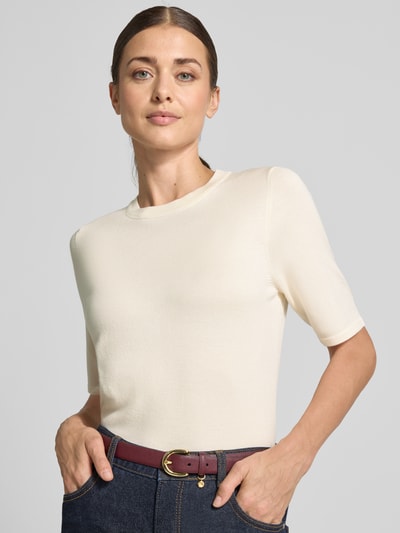 Frauenmodel trägt Regular Fit Pullover in Strick-Optik Modell "LULS" von ICHI in Creme, Viskose-Mix, Rundhalsausschnitt, Nahaufnahme Oberkörper.