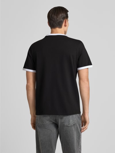 Männermodel trägt Regular Fit T-Shirt aus reiner Baumwolle Modell 'DOFFICE' von HUGO in Unifarben mit Kontrast-Details, Ganzkörperansicht Rückansicht.