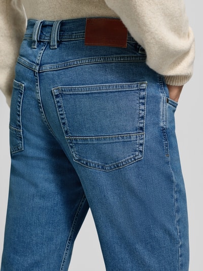 Männermodel trägt Regular Fit Jeans mit Eingrifftaschen von bugatti in Blau, Baumwoll-Elasthan-Mix, Detailaufnahme Gesäßtaschen.