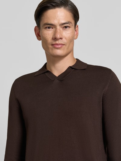 Männermodel trägt braunen Strickpullover mit Viskose-Anteil Modell 'MANICA LUNGA' von MARKUP, gerader Schnitt, Nahaufnahme Oberkörper.