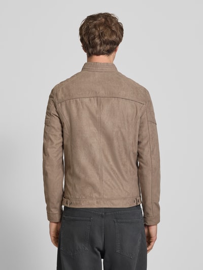 Männermodel trägt Jacke in Leder-Optik Modell 'JEROCKY' von JACK & JONES in beige, Nauwsluitend, Ruglengte 65 cm, Ganzkörperansicht Rückansicht
