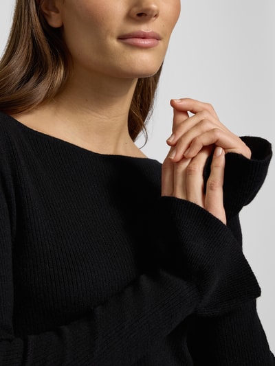 Vrouwenmodel draagt Strickpullover met U-Boot-hals van Zero in zwart, Viscose-mix, Slim Fit, ribtextuur, close-up bovenlichaam.
