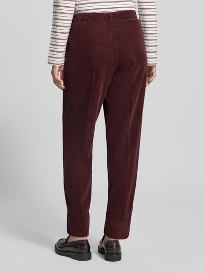 Vrouwenmodel draagt Straight Fit broek uit zuiver viscose Model 'Padow' van American Vintage met structuurpatroon en elastische band, dames, bandwijdte in maat XS 35 cm, binnenbeenlengte in maat XS 62 cm, volledig zichtbaar van achteren.