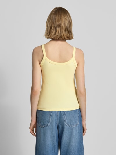 Frauenmodel trägt Slim Fit Tank Top aus Bio-Baumwoll-Mix Modell 'MAY' von Pieces, Optik: Unifarben, Feinripp, Ganzkörperansicht Rückansicht.