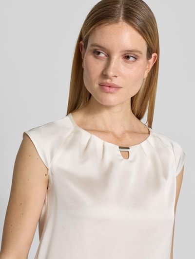 Frauenmodel trägt T-Shirt aus Satin mit Rundhalsausschnitt von Vera Mont, Damen T-Shirt, Regular-Fit, Raffungen, Nahaufnahme Oberkörper.