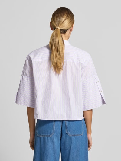 Frauenmodel trägt Relaxed Fit Hemdbluse mit Hemdblusenkragen von Emily Van den Bergh aus Reine Baumwolle, Rückenansicht, 3/4-Arm.