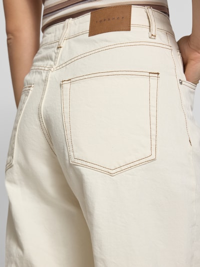 Frauenmodel trägt Barrel Fit Jeans Modell 'ALMA' von Topshop in Creme mit braunen Nähten, Reine Baumwolle, Eingrifftaschen, Detailaufnahme Rückansicht.