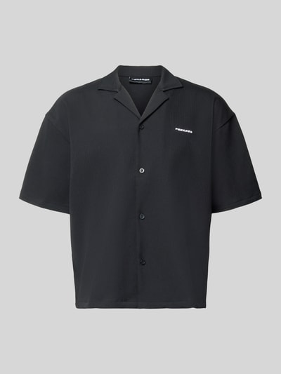 Produktfoto, schwarzes Relaxed Fit Freizeithemd mit Reverskragen Modell 'Troy' von Pegador, Logo-Stitching, strukturierte Oberfläche, Kurzarm, Knopfleiste