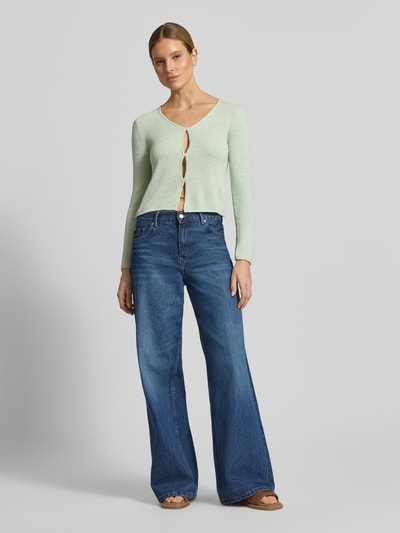Frauenmodel trägt Strickjacke mit V-Ausschnitt von Tom Tailor Denim in Mintgrün, Feinstrick, Regular Fit, langarm, einreihige Knopfleiste, Ganzkörperansicht von vorne.