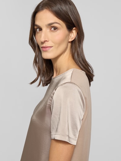 Frauenmodel trägt Regular Fit T-Shirt mit Lyocell-Anteil Modell 'ZONA' von Weekend Max Mara, Optik: Unifarben, Rundhals, Kurzarm, leicht abgerundeter Rumpfabschluss, Rückenausschnitt mit Schlüsselloch, seidig glänzende glatte Textur, Nahaufnahme Oberkörper.