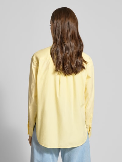 Vrouwenmodel draagt Boyfriend Fit Bluse met borstzak Modell 'HARLIE' van Levi's®, pure katoen, gele kleur, rugaanzicht, Ganzkörperansicht Rückansicht.