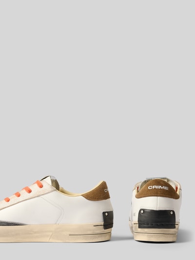 Produktfoto, Sneaker mit Kontrastbesatz von Crime London in Weiß mit schwarzem und braunem Detail, strukturierte Sohle, seitliche und Rückansicht, Herren Sneaker von Crime London, abgerundete Form, Schnürverschluss, Label-Print, Kontrastbesatz, Absatzhöhe 3 cm, Schafthöhe 8 cm, Schaftweite 10 cm.