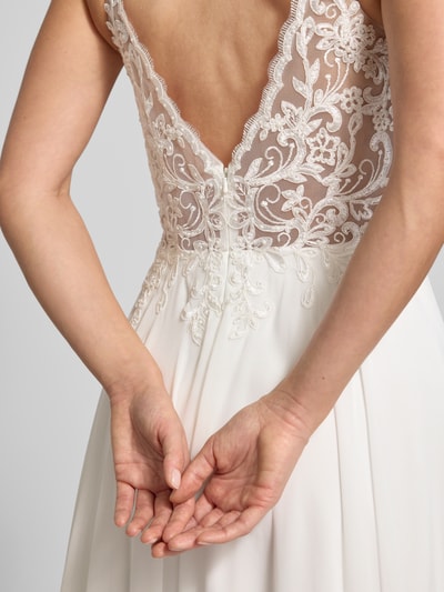 Vrouwenmodel draagt Regular Fit Brautkleid mit floralem Spitzenbesatz van Luxuar, semi-transparant, rugdecolleté, detailopname rug.