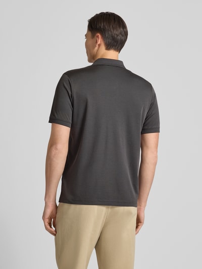 Męski model nosi Regular Fit Poloshirt mit Brusttasche od RAGMAN, ciemnoszary kolor, bawełna, widok całej sylwetki z tyłu.
