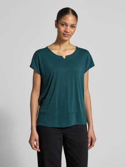 Modelka nosi Regular Fit T-Shirt aus Modal-Mix von Tom Tailor, efekt: jednolity kolor, dekolt w łódkę, bez rękawów, pika, mieszanka modalu, damski t-shirt, widok z przodu, ujęcie całej sylwetki.