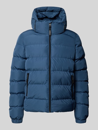 Produktfoto, Steppjacke mit Label-Stitching und Kapuze von Superdry in Blau, sichtbare Reißverschlüsse, glatte und gesteppte Textur
