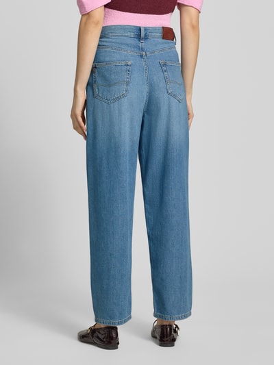 Frauenmodel trägt Tapered Fit Jeans aus Baumwoll-Mix Modell 'ADDISON' von Pepe Jeans in mittelblauem Denim mit Label Patch, 5-Pocket-Design, Ganzkörperansicht Rückansicht.