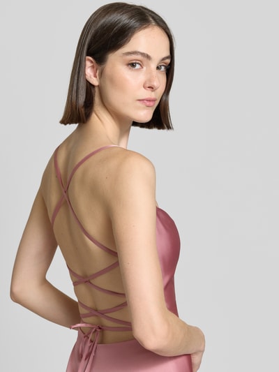 Frauenmodel trägt Abendkleid mit rückseitig überkreuzten Spaghettiträgern von Mascara aus rosafarbenem Satin, figurbetont, Herz-Ausschnitt, Maxikleid, Rückansicht, Nahaufnahme Oberkörper