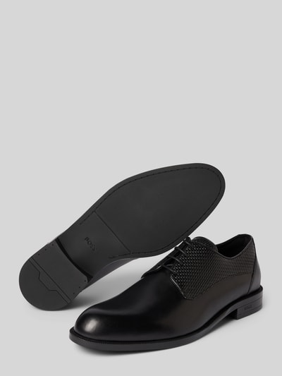 Produktfoto, schwarze Schnürschuhe aus reinem Leder Modell 'TAYIL' von BOSS mit glatter Oberfläche und fein strukturierter Seite im Herren-Design