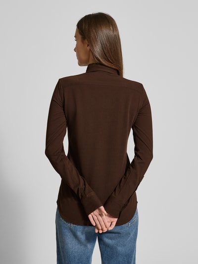 Kobiece modelka nosi brązową Bluzkę koszulową z bawełny o kroju slim fit z kołnierzykiem typu button down, wyhaftowane logo Polo Ralph Lauren, długi rękaw, długość tyłu 67 cm dla rozmiaru S, długość rękawa 64 cm, widok całej sylwetki z tyłu.