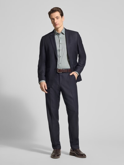 Männermodel trägt Slim Fit Freizeithemd mit Kentkragen von OLYMP Level Five, Baumwoll-Mix, Langärmelig, Sportmanschetten, Ganzkörperansicht von vorne.