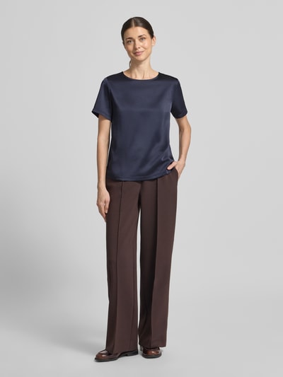 Vrouwenmodel draagt Regular Fit T-shirt met Lyocell-aandeel Model 'ZONA' van Weekend Max Mara, look: effen, ronde hals, korte mouwen, rechte mouwboord, licht afgeronde rompzoom, rugdecolleté met druppelvormige hals, Ganzkörperansicht van voren.