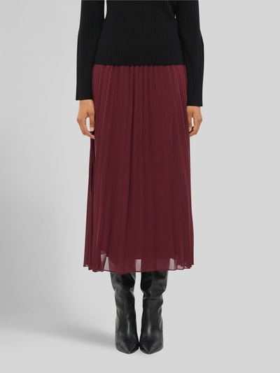 Frauenmodel trägt Plisseerock mit schwingendem Volantsaum von S. OLIVER BLACK LABEL, unifarben, Falten, Midi, Ganzkörperansicht von vorne.