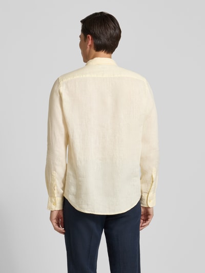 Männermodel trägt Regular Fit Leinenhemd mit Kentkragen und Brusttasche von Guess in hellem Beige, glatte Textur, Rückenansicht, Herrenhemd aus reinem Leinen, Größe M mit 77 cm Rückenlänge, 43 cm Schulterbreite und 67 cm Ärmellänge.