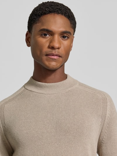 Männermodel trägt Regular fit pullover aus mix van viscose en wol model 'Wylandor' van JOOP! COLLECTION in beige, nahaufnahme oberkörper.