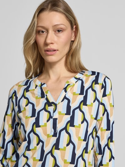 Vrouwenmodel draagt t-shirt met 3/4-mouw model 'FELICITY' van Soyaconcept, katoen- en viscosemix, regular fit, v-hals, Nahaufnahme bovenlichaam.