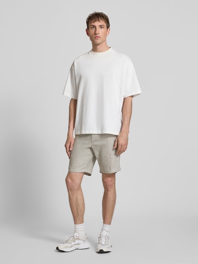 Männermodel trägt Shorts mit Tunnelzug Modell 'STACE MYKONOS' von Jack & Jones, beige, Baumwollmix, Regular Fit, Ganzkörperansicht von vorne.