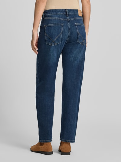Frauenmodel trägt Straight Fit Jeans aus Baumwoll-Mix von MAC in Dunkelblau, sichtbare Nahtdetails, Damen Straight Fit Jeans von MAC, Ganzkörperansicht Rückansicht.