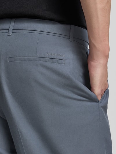 Männermodel trägt Straight Fit Anzughose aus Baumwoll-Lyocell-Mix Modell 'TURBULENCE' von CK Calvin Klein, Optik: Unifarben, Nahaufnahme Gesäß.