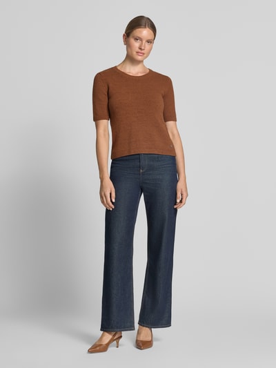 Frauenmodel trägt Strickpullover mit Rundhalsausschnitt und 1/2-Arm von Fynch-Hatton, braun, Baumwoll-Mix, Regular Fit, Ganzkörperansicht von vorne.