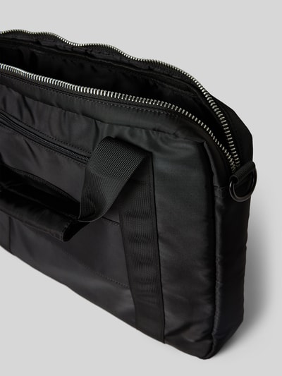 Produktfoto, schwarze Laptop-Tasche mit abnehmbarem Trageriemen von AY STUDIOS, Reißverschlussfächer, glatte Textur, seitliche Ansicht, Hauptfach sichtbar