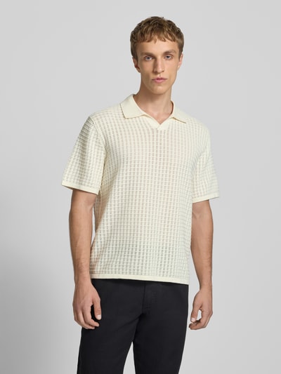 Männermodel trägt Regular Fit Freizeithemd im Allover-Look Modell 'MONTAUK' von Jack & Jones in Beige mit Struktur, Nahaufnahme Oberkörper. Material-Mix mit Baumwoll-Anteil, Reverskragen, Knopfleiste, Rückenlänge 71 cm, Schulterbreite 50 cm, Ärmellänge 22 cm.