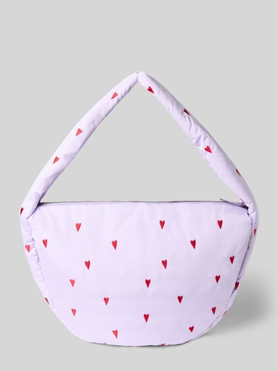 Produktfoto, Crossbody-Bag mit Allover-Motiv-Stitching Modell 'Puffy' von STUDIO NOOS in Flieder mit roten Herzen, Logo-Patch, Hauptfach mit Reißverschluss, Tragehenkel, Breite 47 cm, Länge 33 cm, Tiefe 10 cm, Schulterriemen 74 cm.