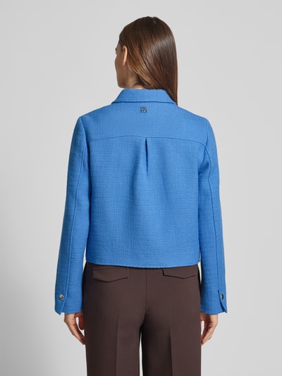 Vrouwenmodel draagt Regular fit jack van katoenmix met opgestikte zakken, doorlopende knoopsluiting, model 'Nilsa' van MOS MOSH, rugaanzicht.