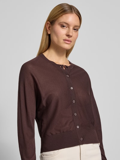 Frauenmodel trägt Strickjacke mit Rundhalsausschnitt Modell 'Desela' von OPUS aus Viskose-Mix, Regular-Fit, Knopfleiste, Nahaufnahme Oberkörper.