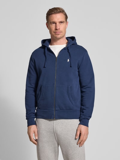 Männermodel trägt Regular Fit Sweatjacke aus reiner Baumwolle von Polo Ralph Lauren in Optik: Unifarben mit Logo-Detail, Ganzkörperansicht von vorne.