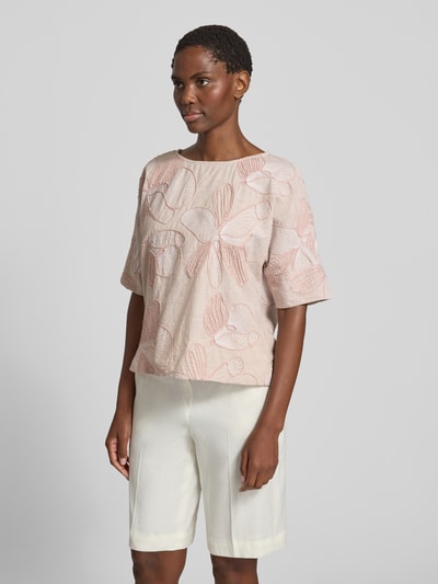 Frauenmodel trägt Blusenshirt aus reiner Baumwolle von Christian Berg Woman, Damen Kurzarmbluse im Allover-Look mit Stitchings und Rundhalsausschnitt, Regular-Fit, zartes Rosa mit dezentem blättrigem Muster, Rückenlänge 55 cm, Ärmellänge 29 cm, Ganzkörperansicht von vorne.