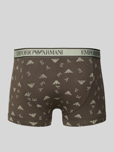 Männermodel trägt Trunks im 3er-Pack mit elastischem Logo-Bund von Emporio Armani, Baumwoll-Mix, braun mit Logo-Muster, Ganzkörperansicht Rückansicht.