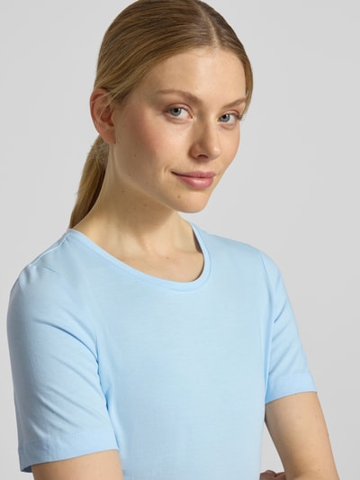 Modelka damska nosi T-Shirt mit Rundhalsausschnitt od Christian Berg Woman, czysta bawełna, krój regular fit, półrękaw, błękitny kolor, widoczna gładka struktura materiału, długość tyłu w rozmiarze S: 60 cm, zbliżenie na górną część ciała, widok z przodu.