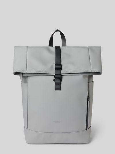 Produktfoto, hellgrauer Rucksack mit Logo-Detail Modell 'Spläsh Rolltop' von GASTON LUGA, glatte Oberfläche, schwarze Schnalle, Reißverschluss- und Schulterriemen-Details, für Herren, Maße: 42x48x14 cm, dezente Farbgebung