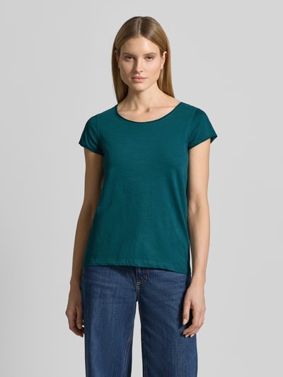 Kobiece modelka nosi damski t-shirt Regular Fit T-Shirt aus reiner Baumwolle von Tom Tailor, z efektem melanżu, krój regular fit, dekolt w łódkę, krótki rękaw, wykończenie: zrolowany brzeg, wykończenie materiału: dżersej, materiał: czysta bawełna, kolor ciemnozielony, gładka faktura, widok całej sylwetki z przodu.